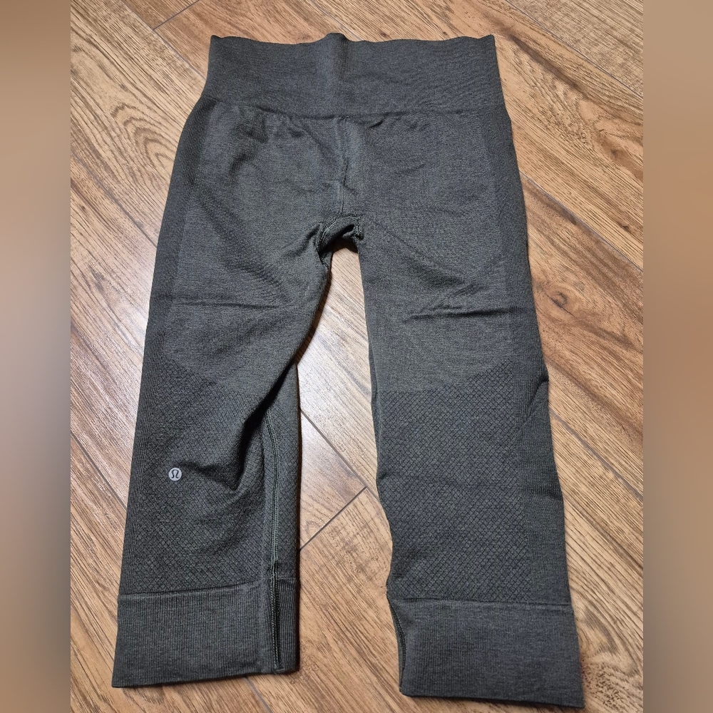 Lululemon Ebb to Street Forest Olive Green leggings cropped capris size 6